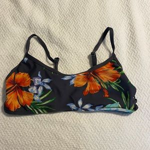 •Small floral bikini top•